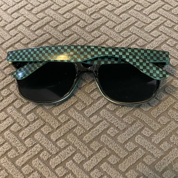 New plastic fashion sunglasses. Teal and black checkered design - Picture 2 of 3
